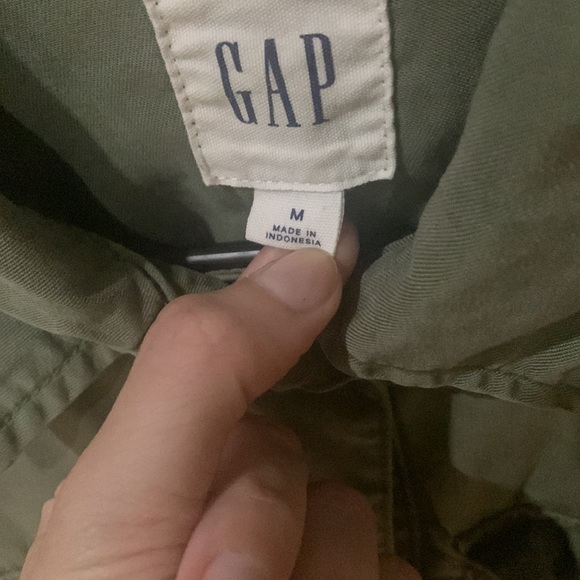 Gap shirt/button up. Like new. Size M. Army green. Draw strings inside. - Picture 2 of 5